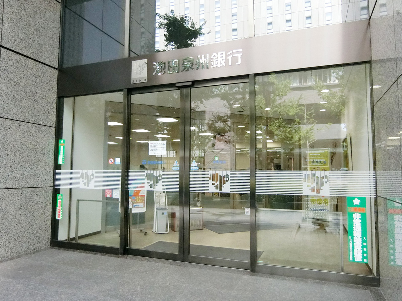 近くの池田泉州銀行本町支店