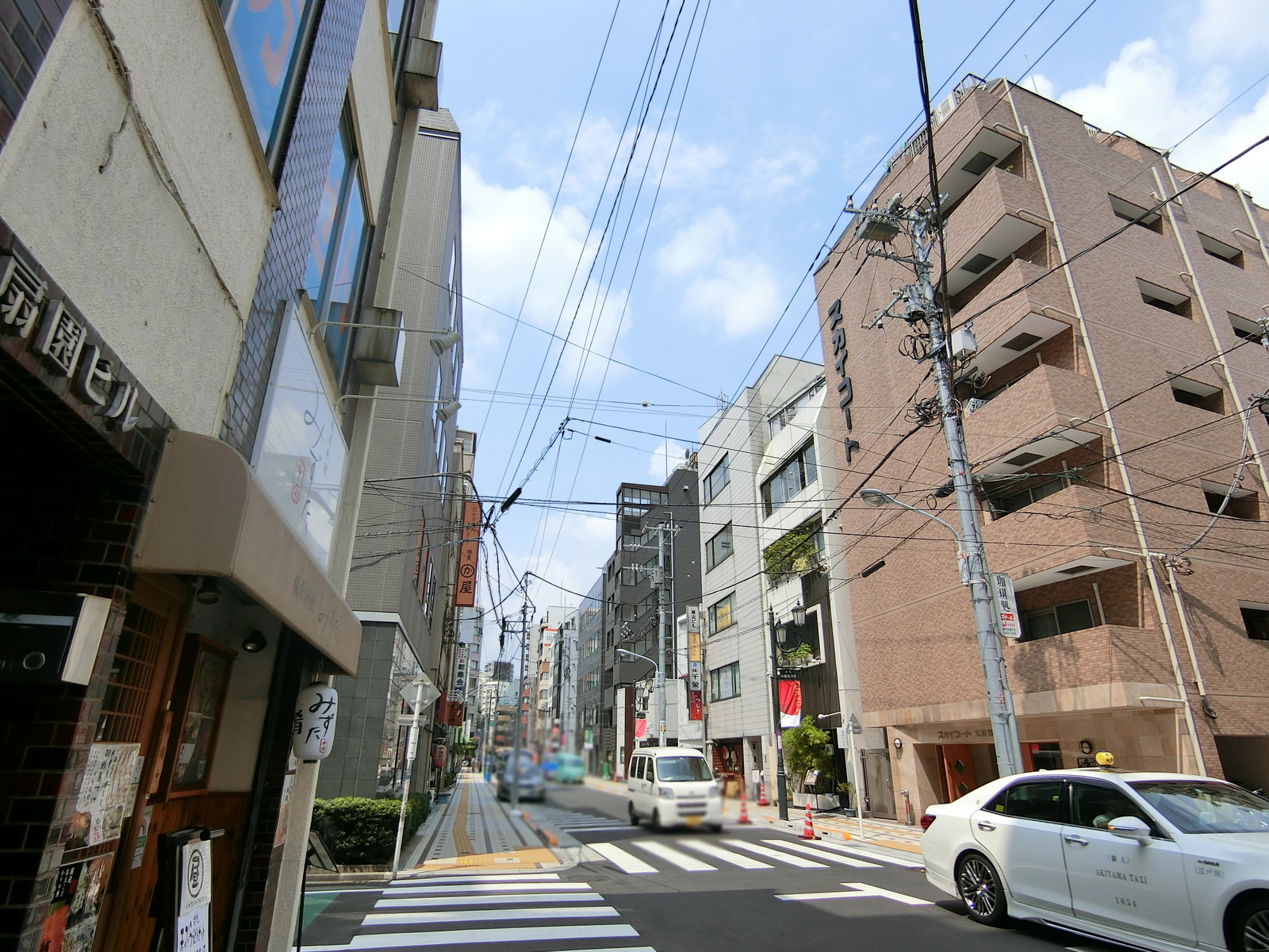 上野不二ビル前面の通り
