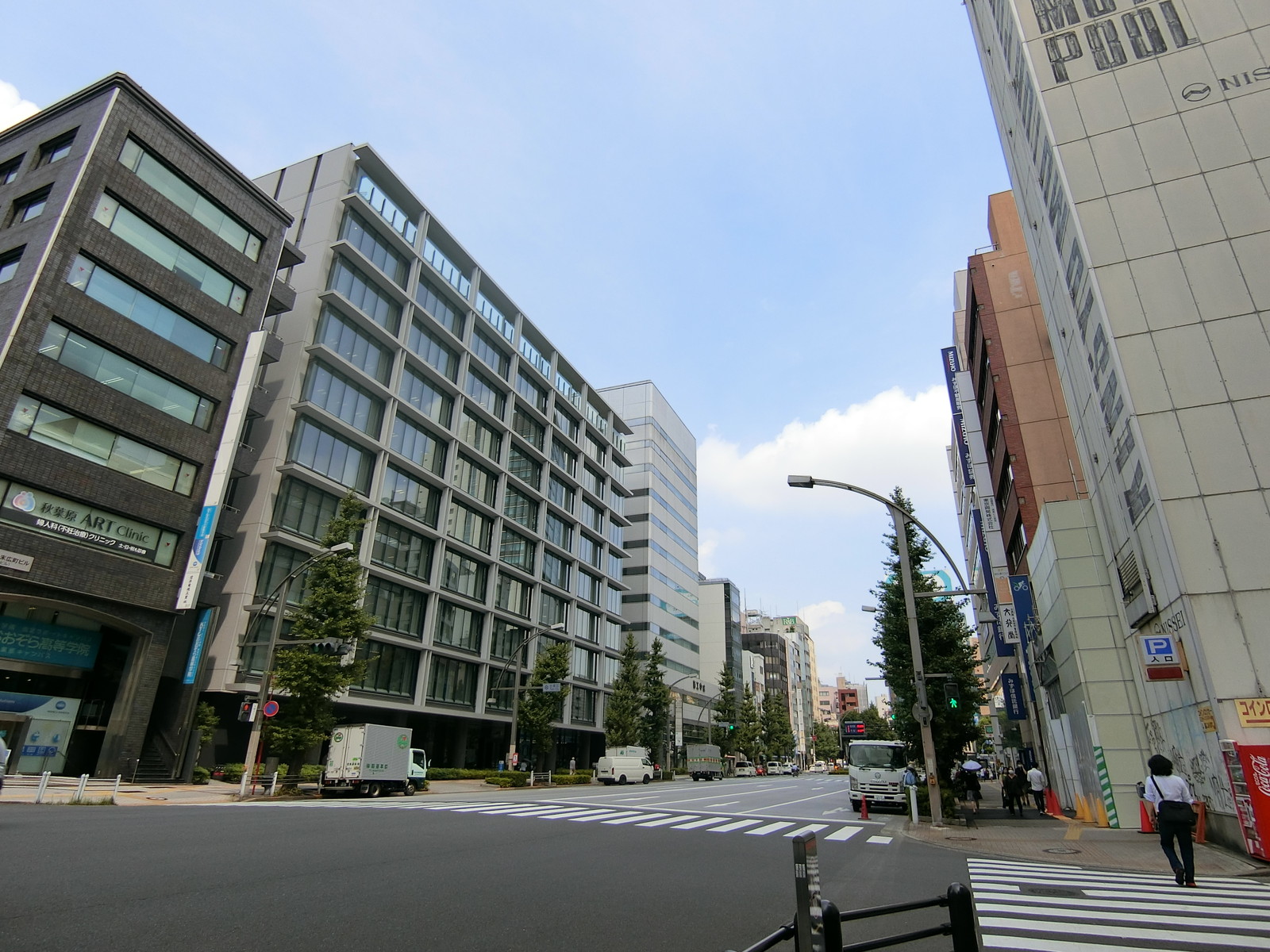 上野鈴木ビル前面の中央通り