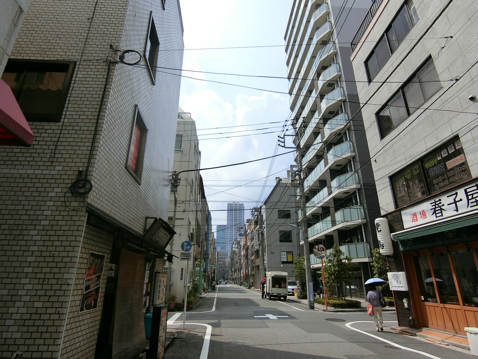 パークリーガル上野前面の通り