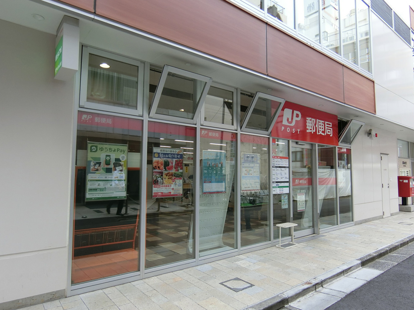 徒歩1分の上野三郵便局