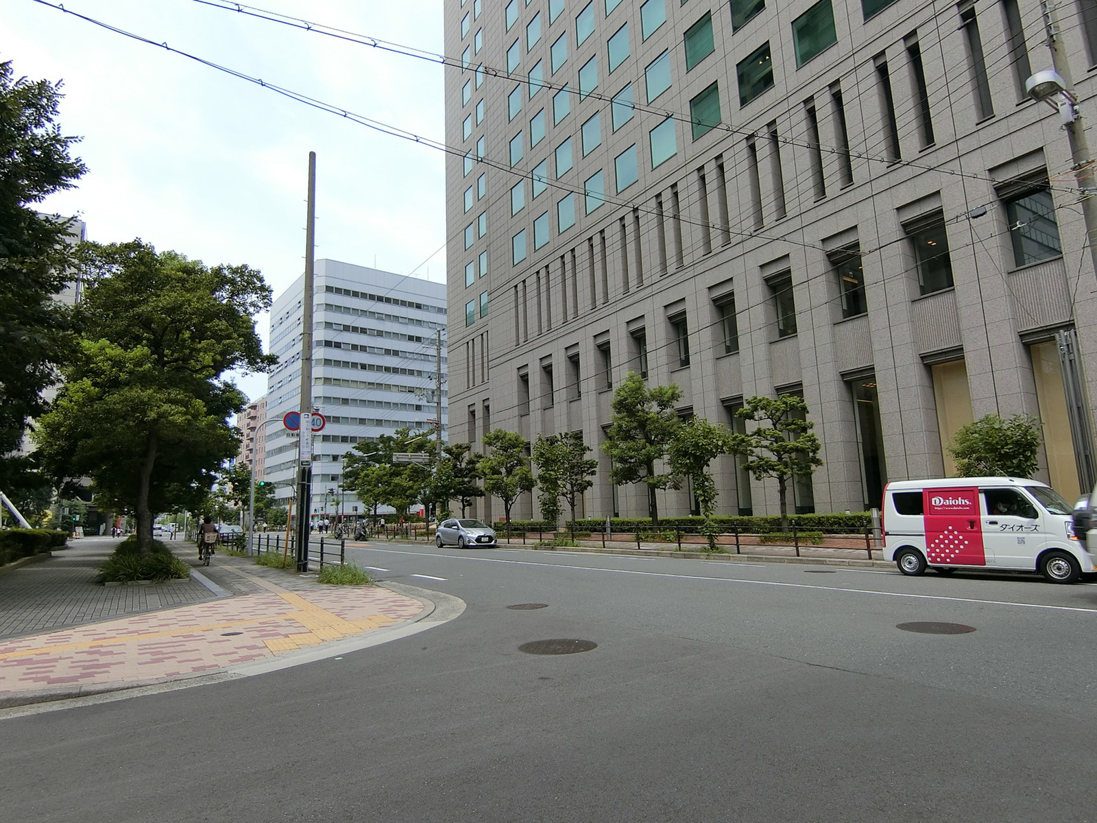 新大阪DOIビル前面の通り