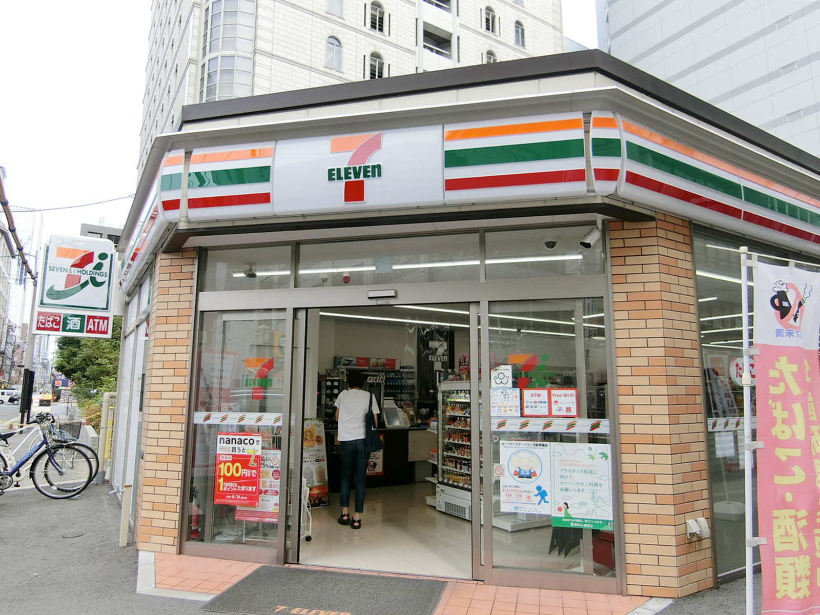 向かいにあるセブンイレブン堺筋本町南店