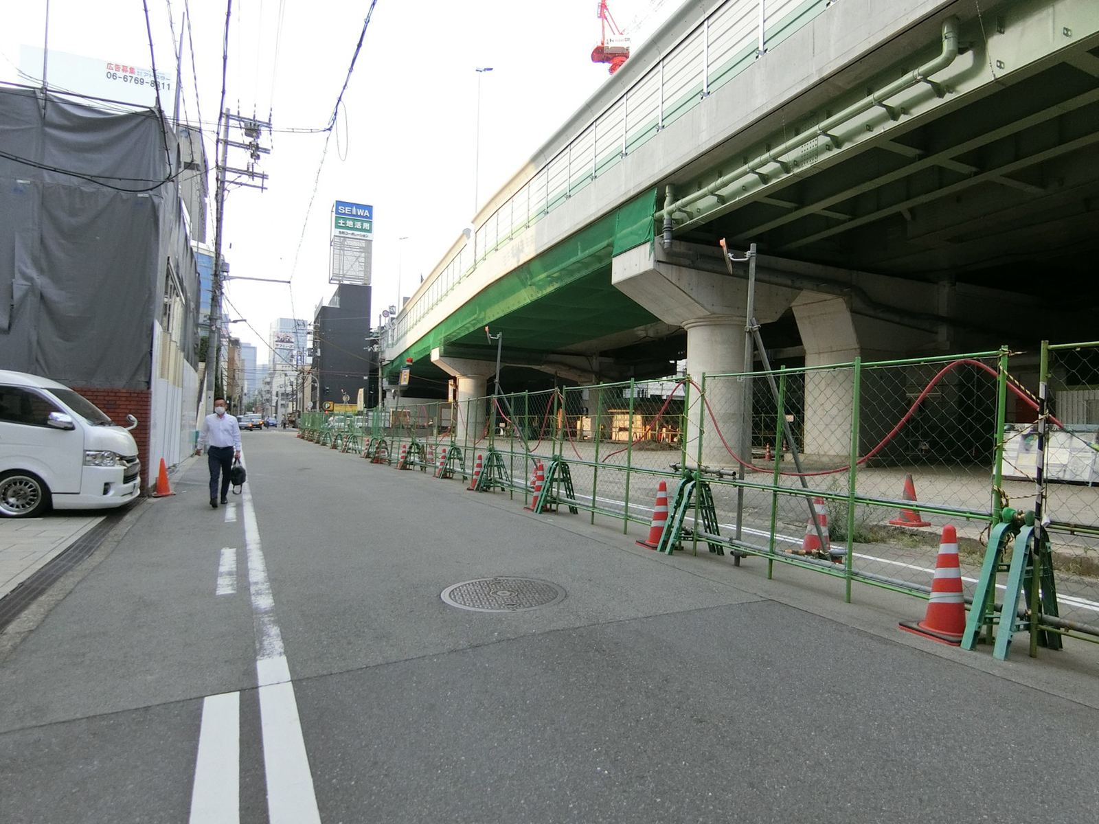オフィスビル前面の通り