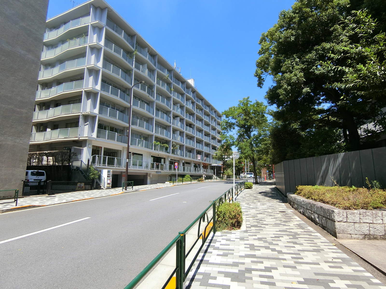 青山サンライトビル前面の通り
