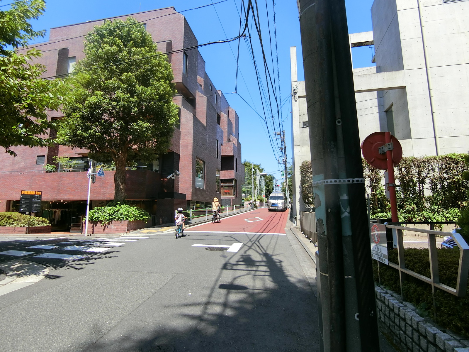 南青ハイツ前面の通り
