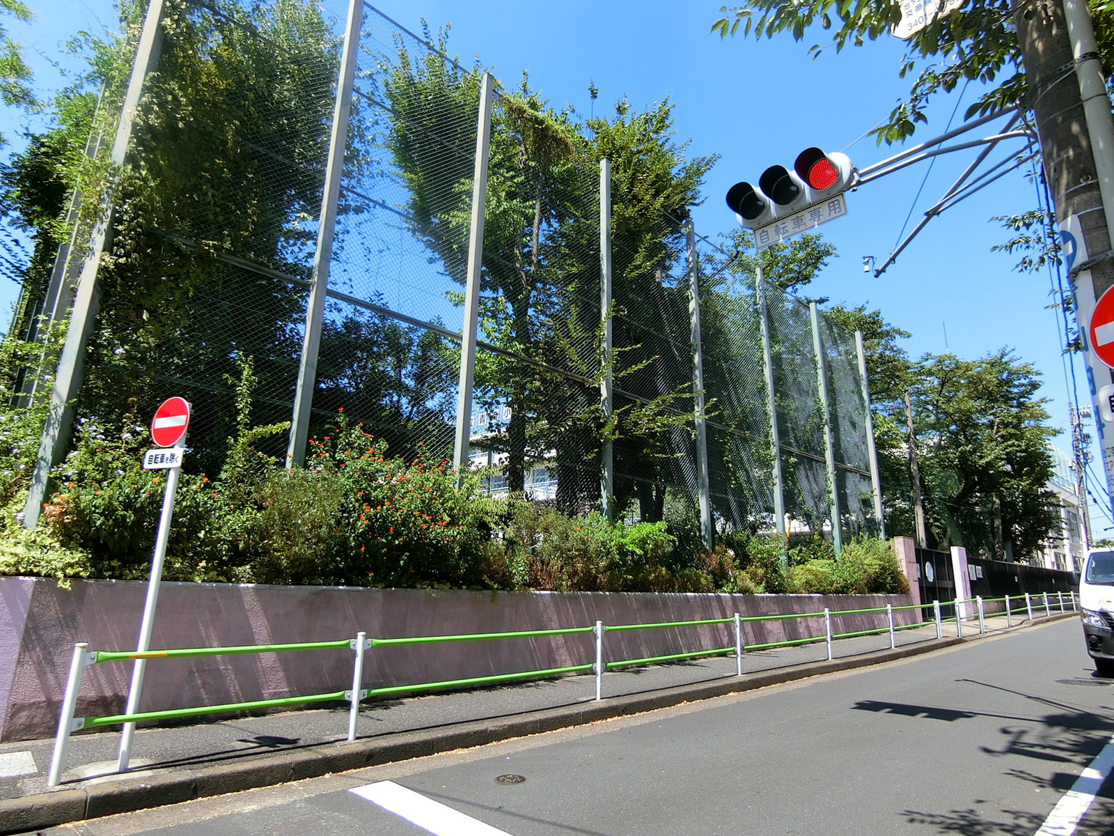 徒歩2分の港区立青南小学校