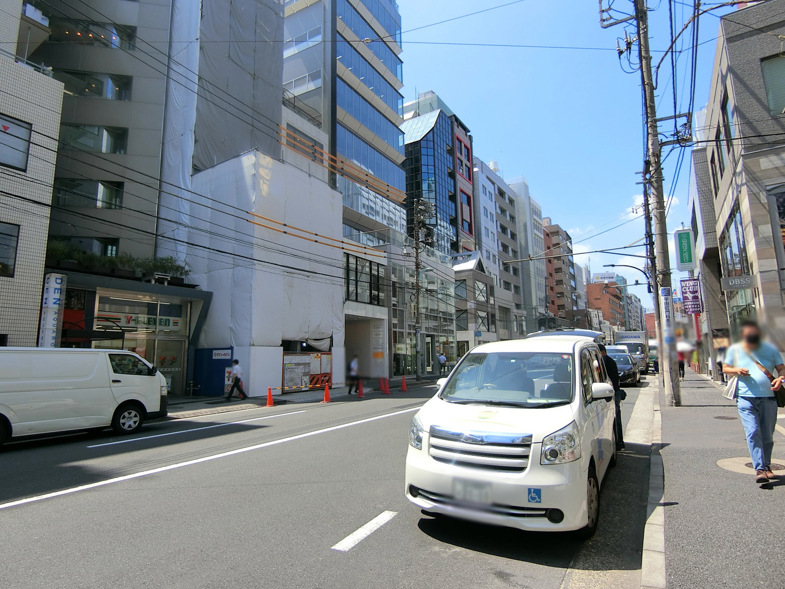 南青山信和ビル前面の骨董通り