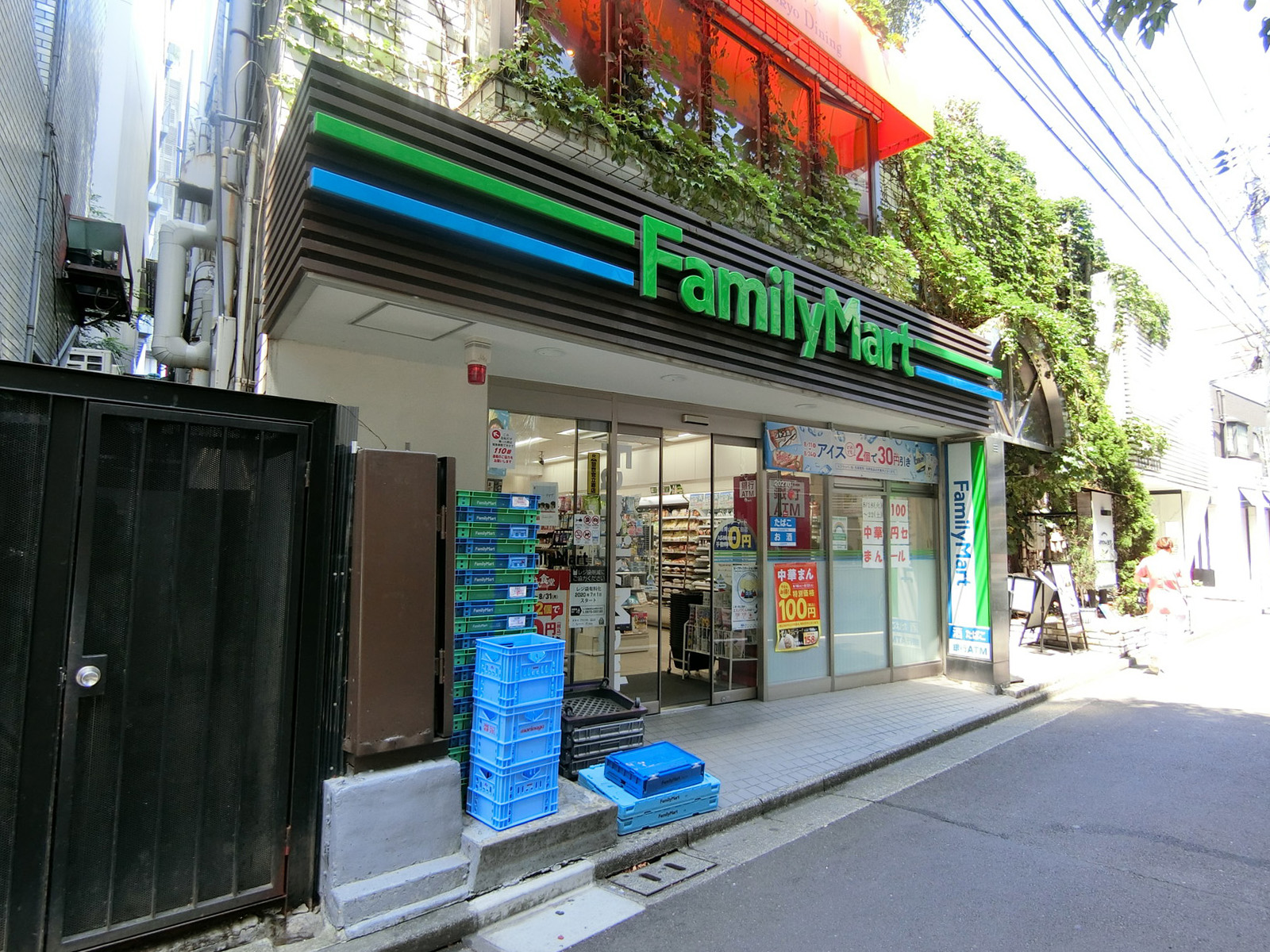 付近のファミリーマート南青山五丁目店