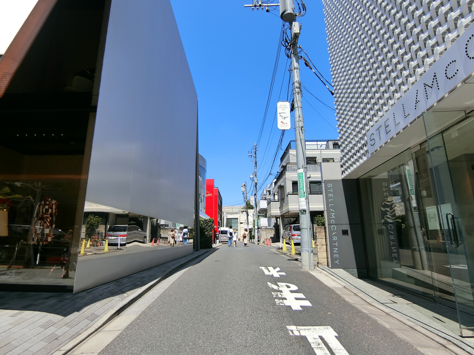 周辺はアパレル店舗が多いエリア