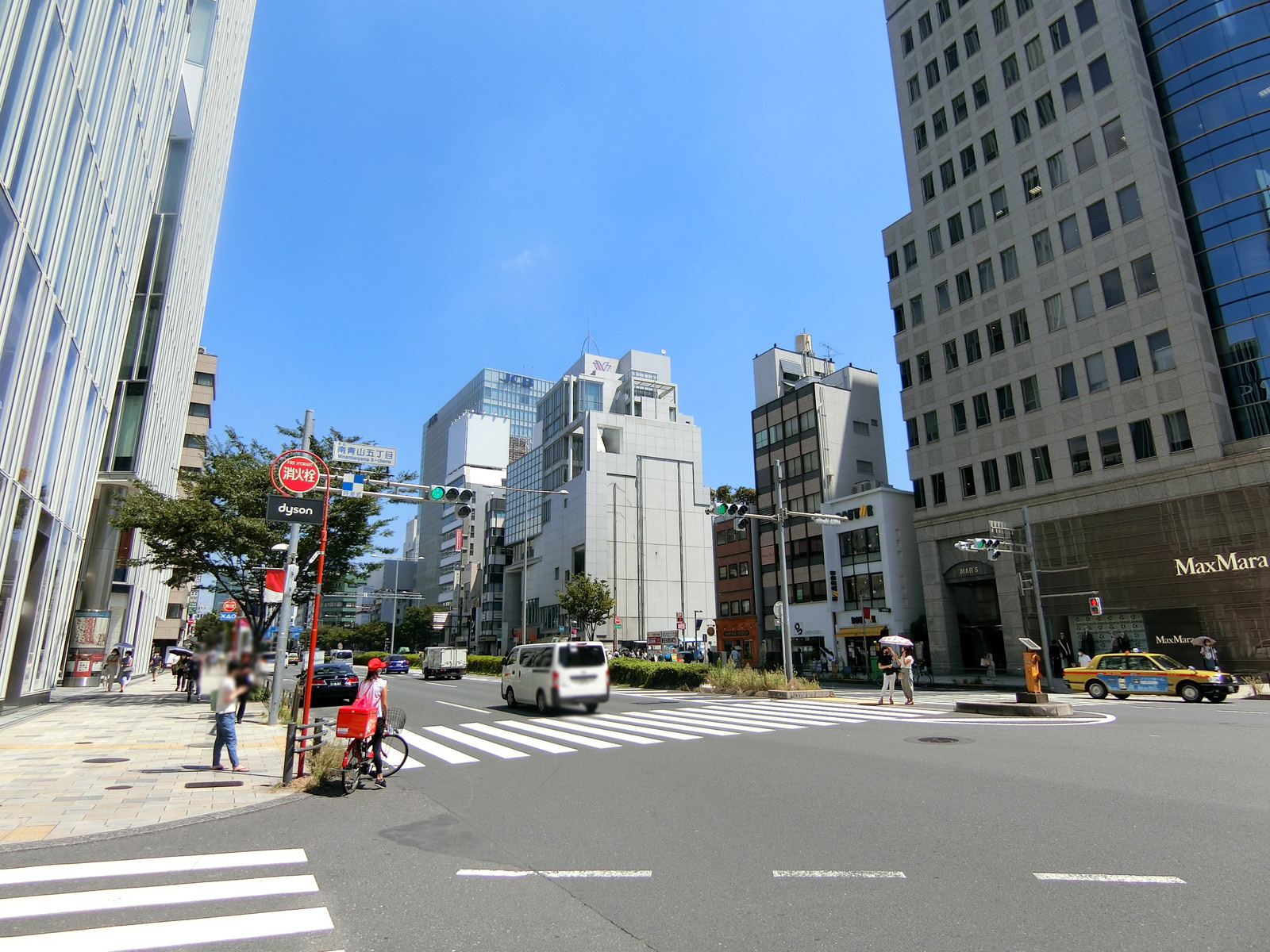 至近の青山通り