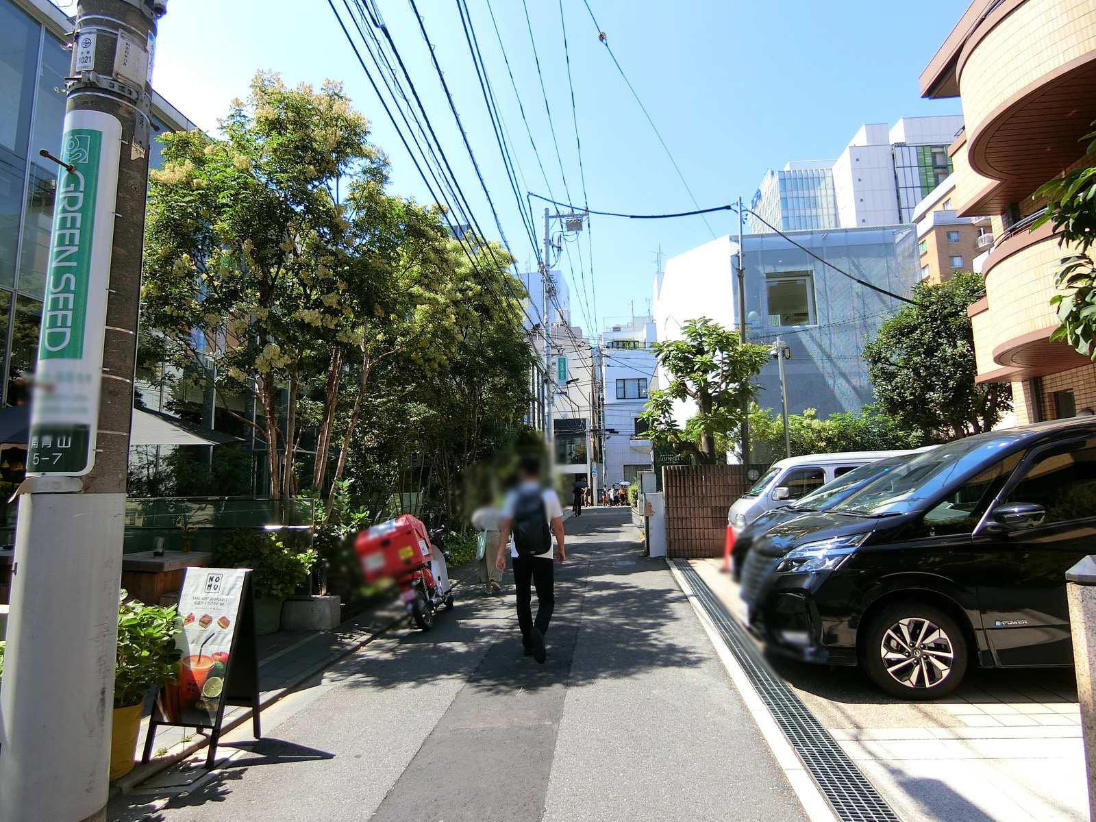 アルファエイト南青山前面の通り
