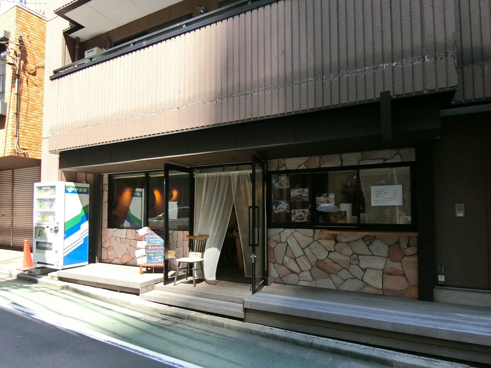 周辺には飲食店が点在