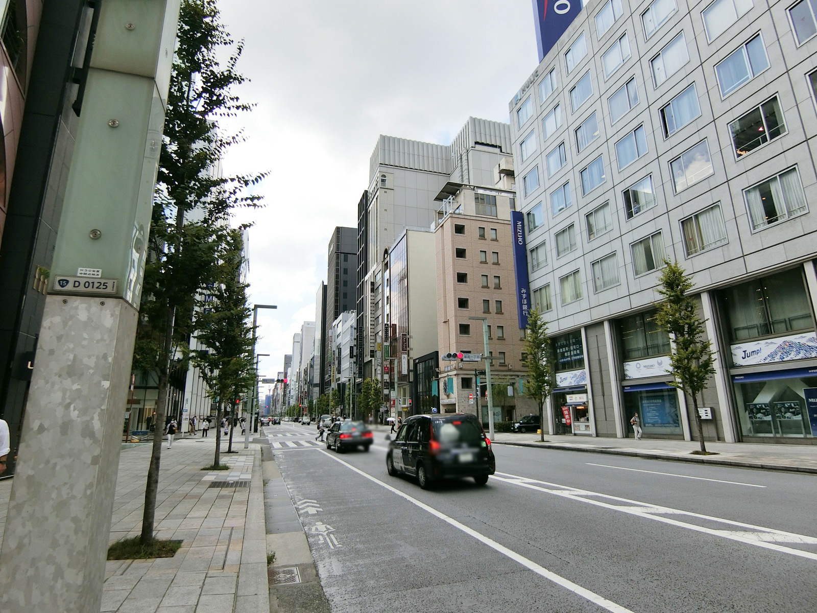 銀座アスタービル前面の中央通り