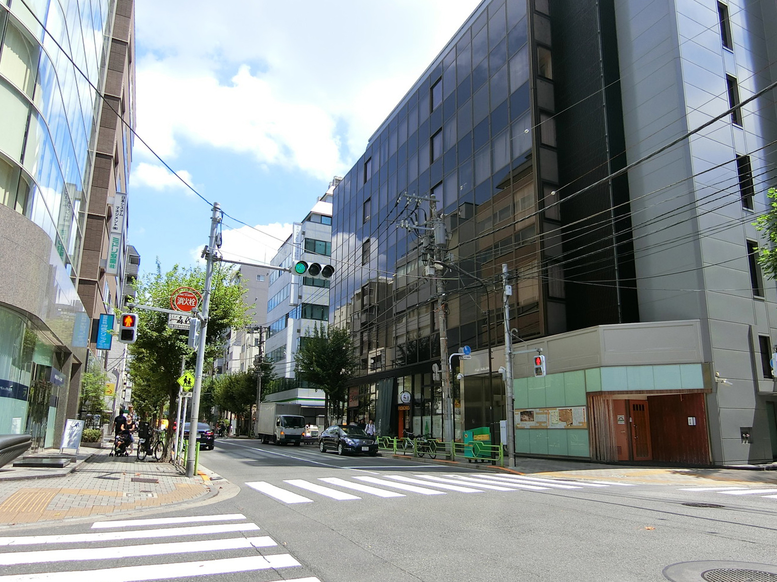 人形町大内ビル前面の通り