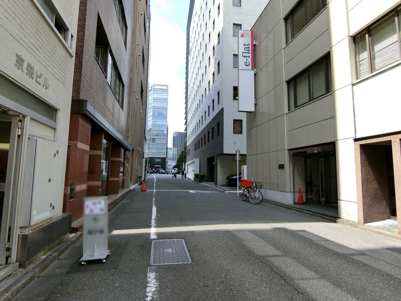 京栄ビル前面の通り