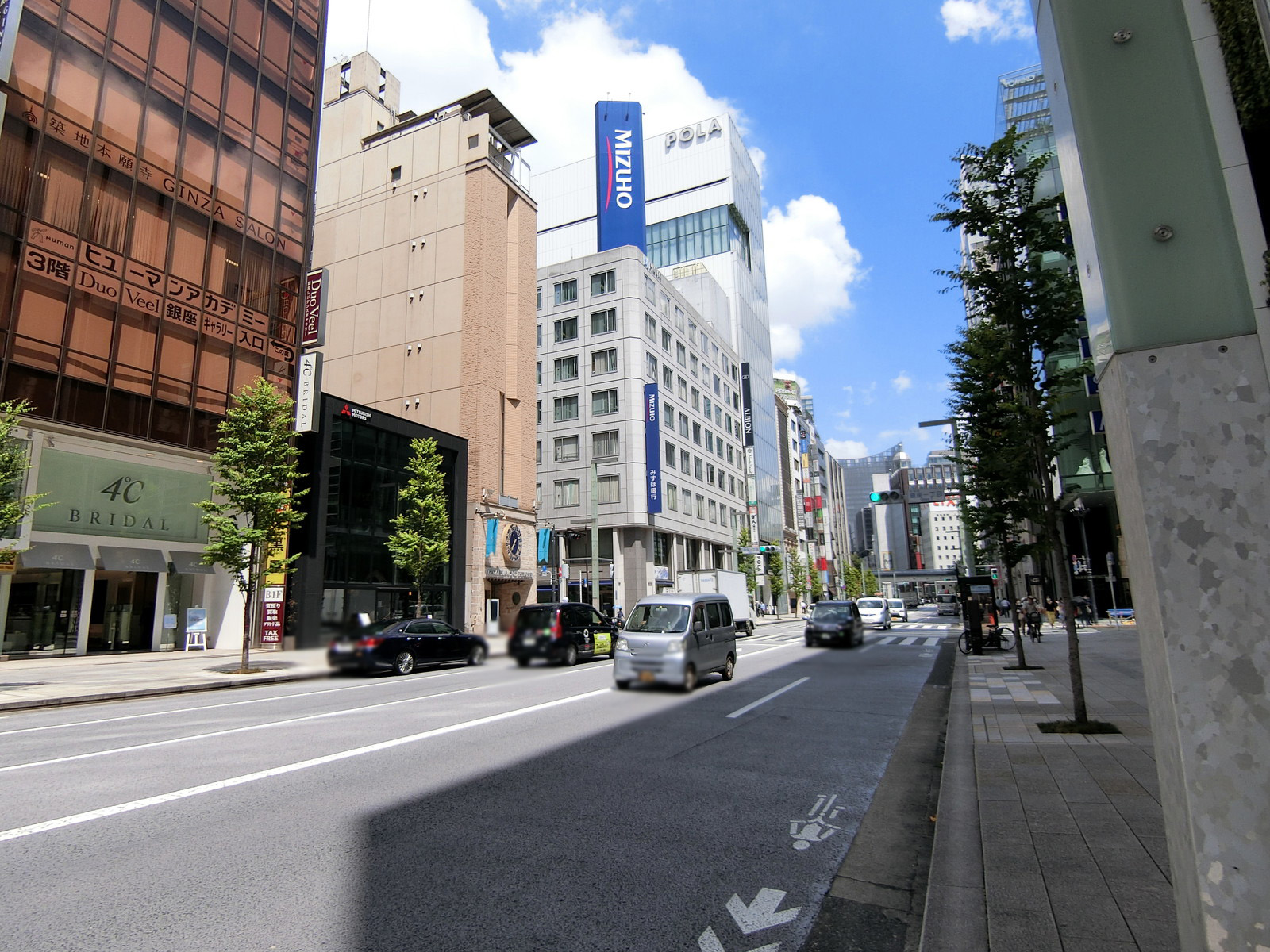 銀座貿易ビル前面の中央通り