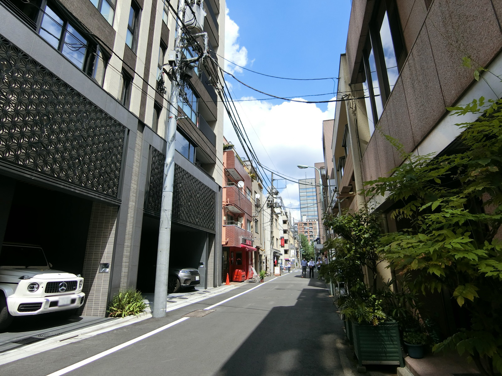 オフィスビル前面の通り