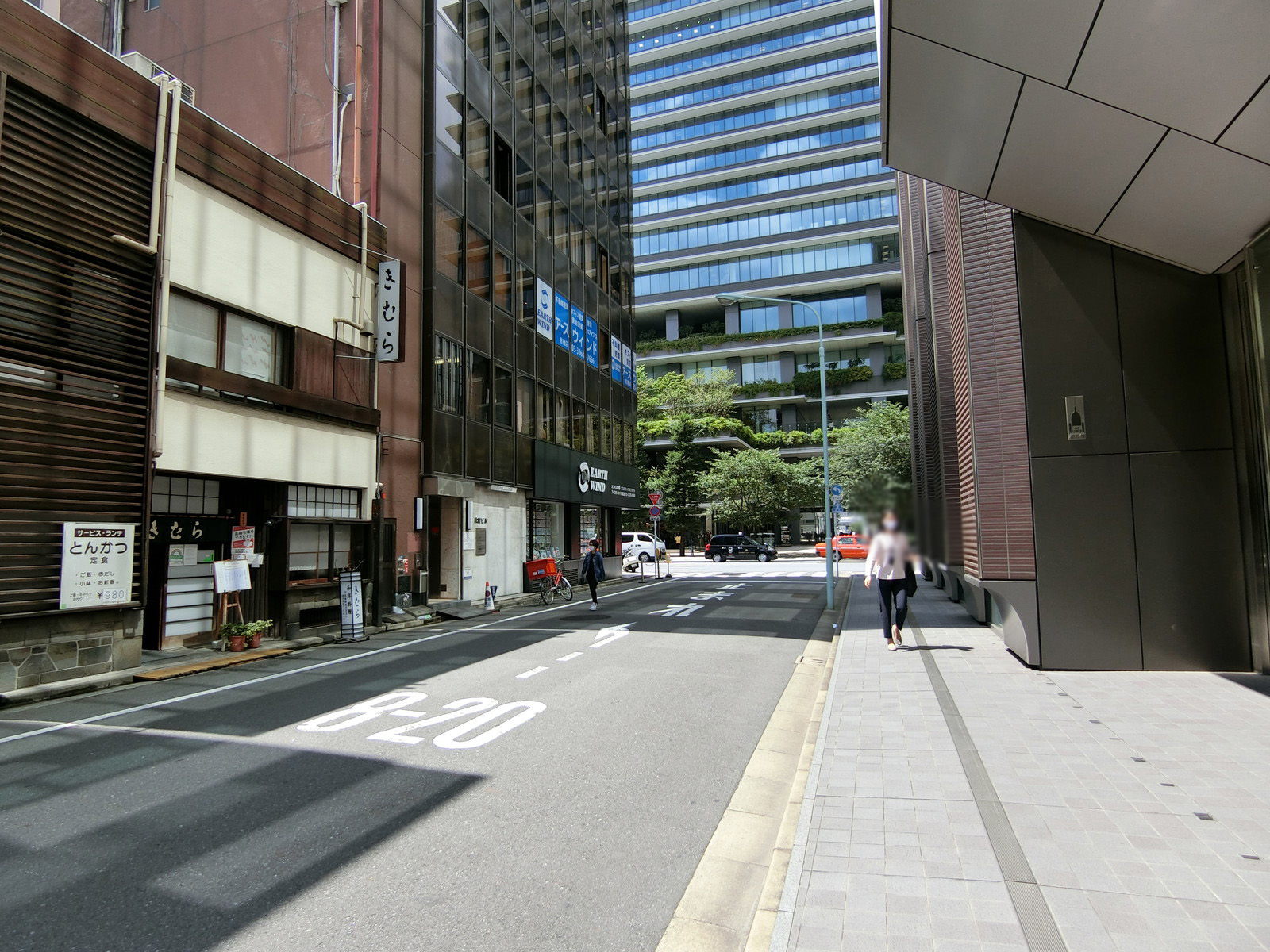 相互館110タワー前面の通り