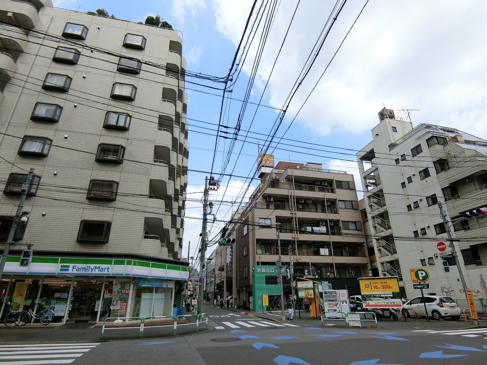 佐久間製菓ビル前面の通り