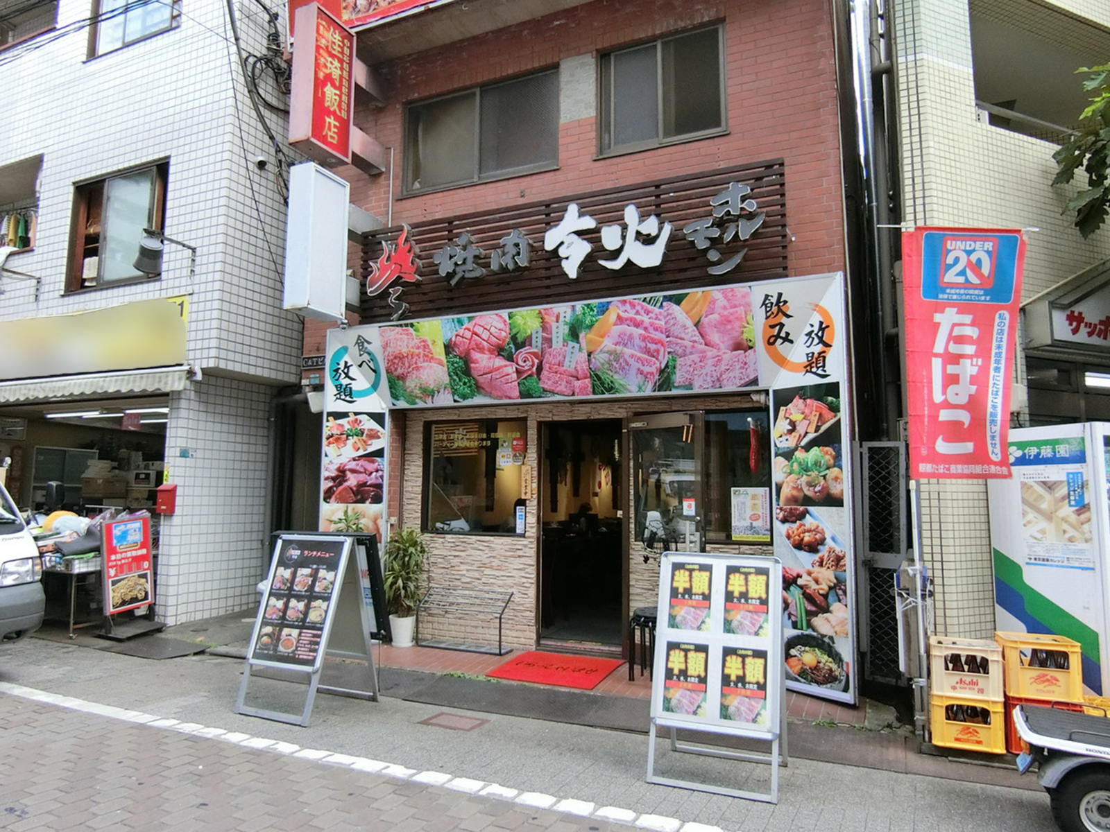 周辺には飲食店が複数あり