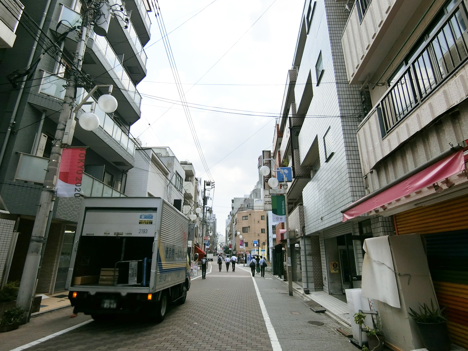 柏屋ビル前面の平和通り