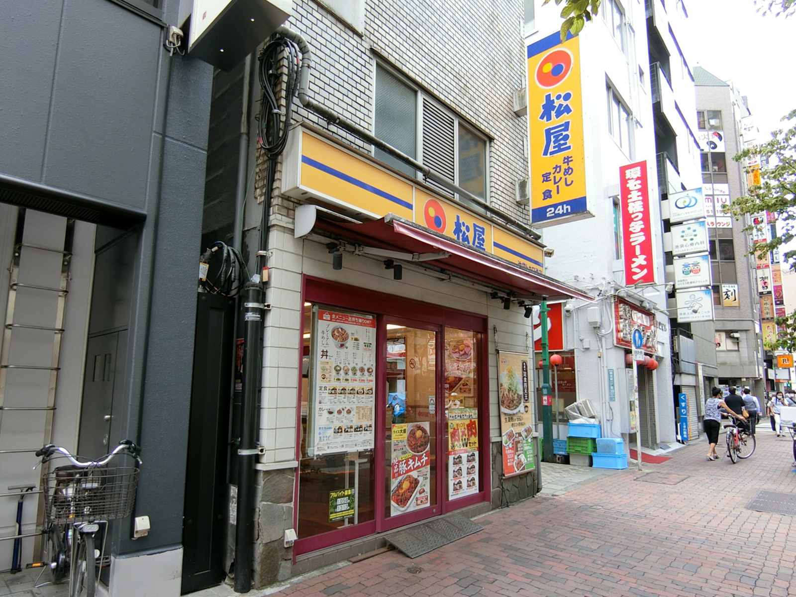 斜め向かいの松屋 池袋トキワ通店