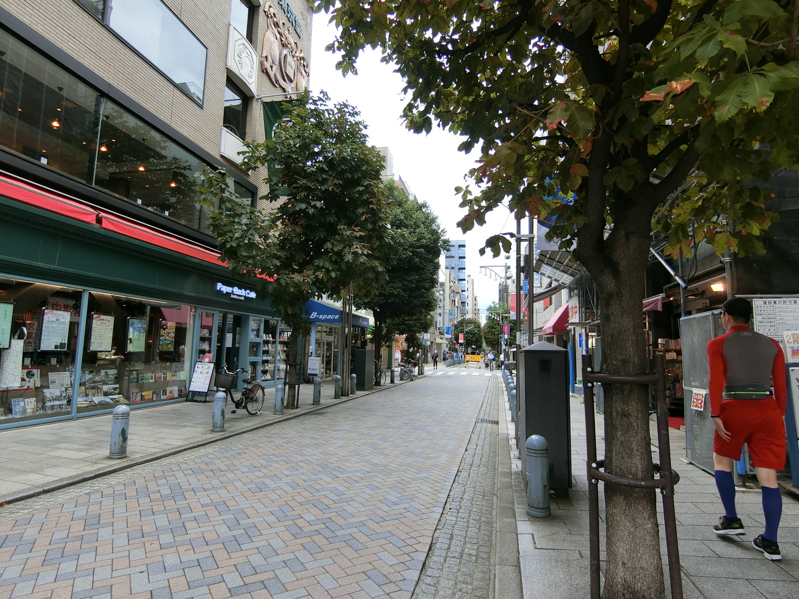 冨山房ビル前面の通り