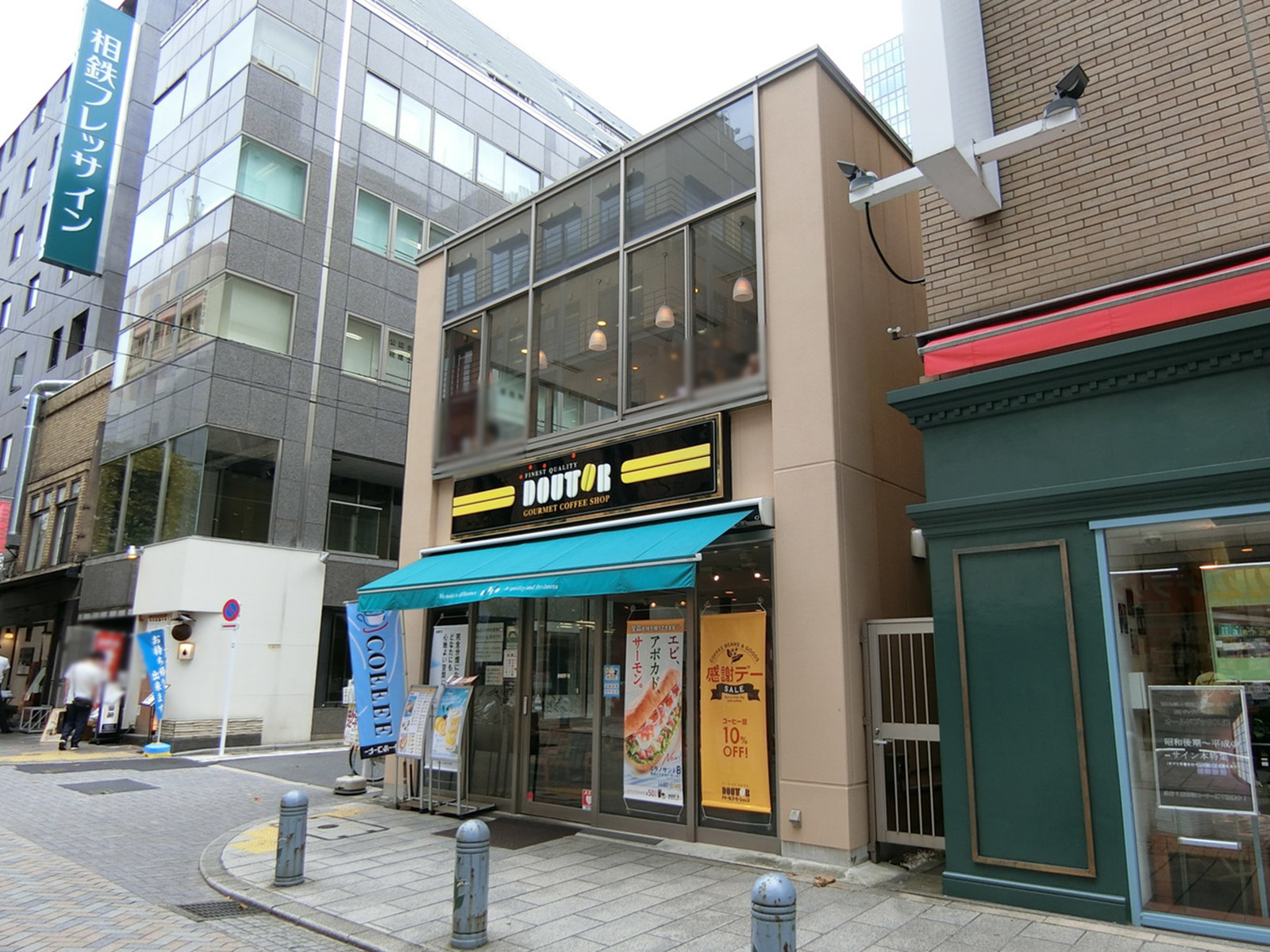 ビル前のドトールコーヒーショップ
