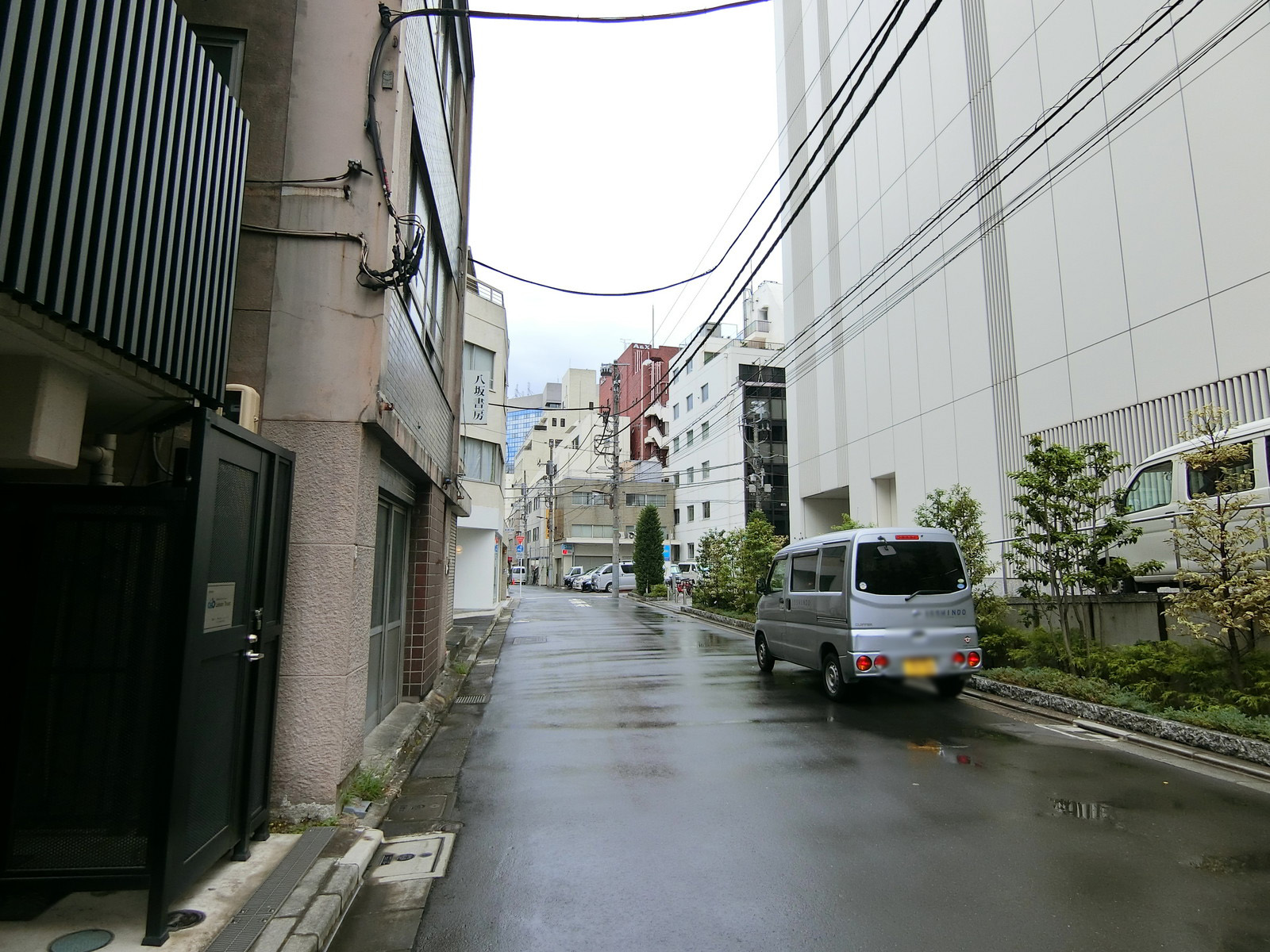 オフィスビル出入り口