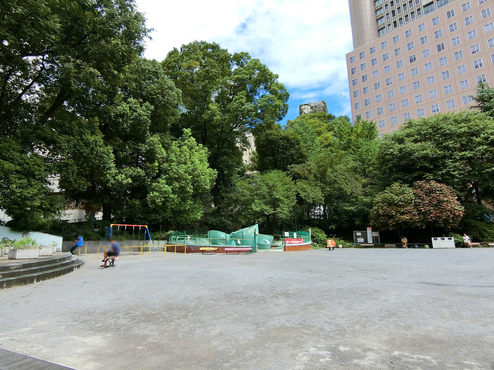 徒歩2分の錦華公園