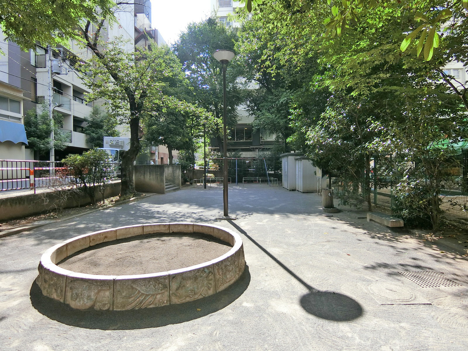 近くの南大塚二丁目児童遊園