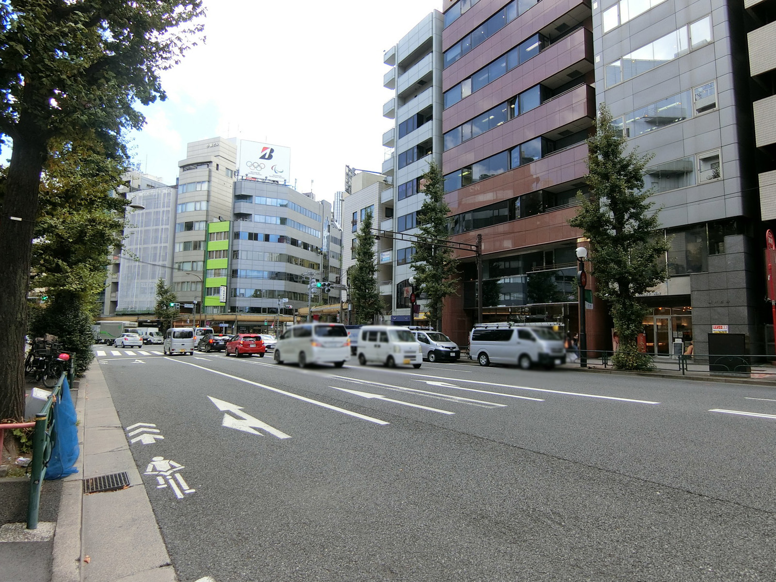 K&S恵比寿ビル前面の駒沢通り