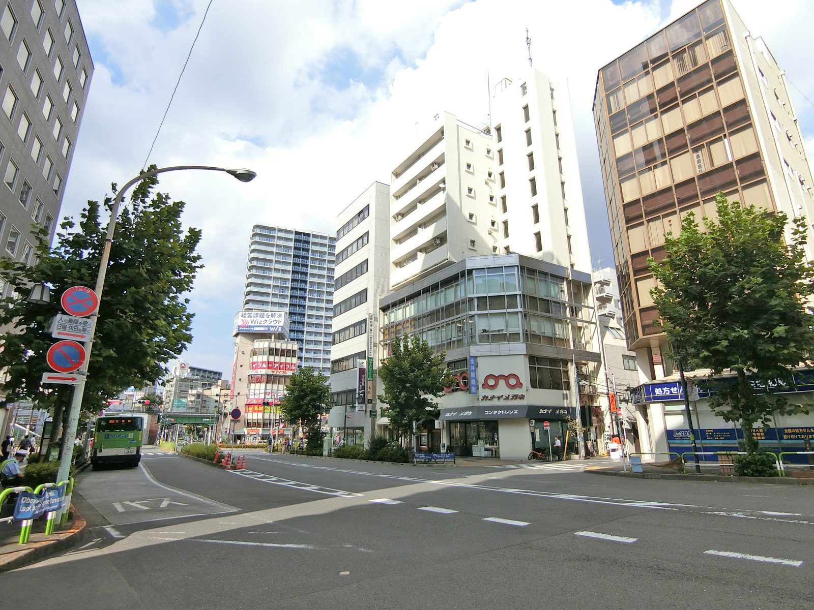 周辺はオフィスや店舗が多いエリア