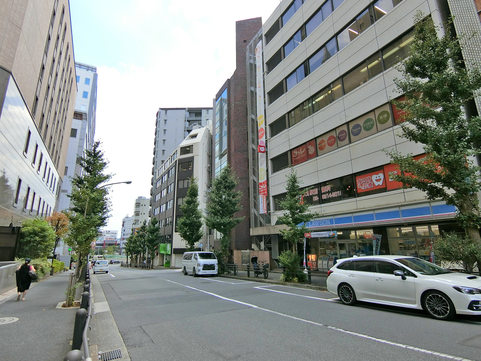 周辺はオフィスや店舗が多いエリア