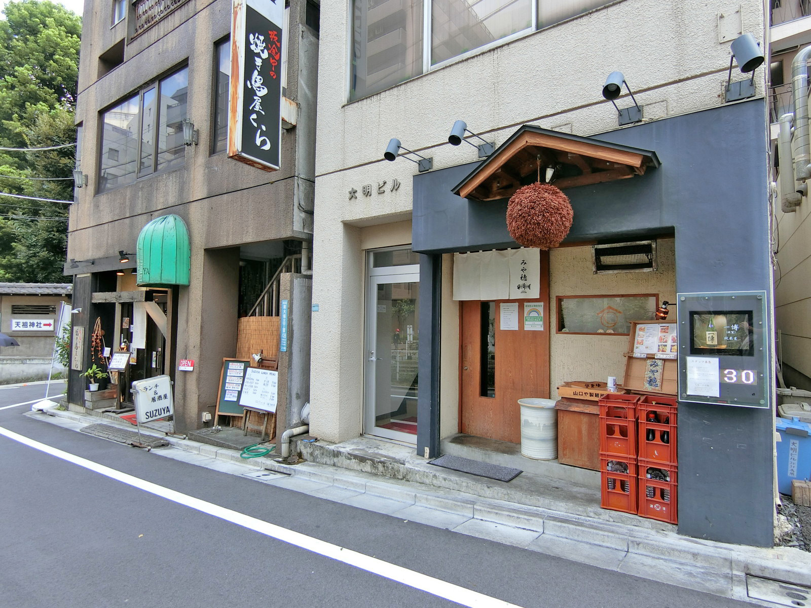 付近には飲食店が充実