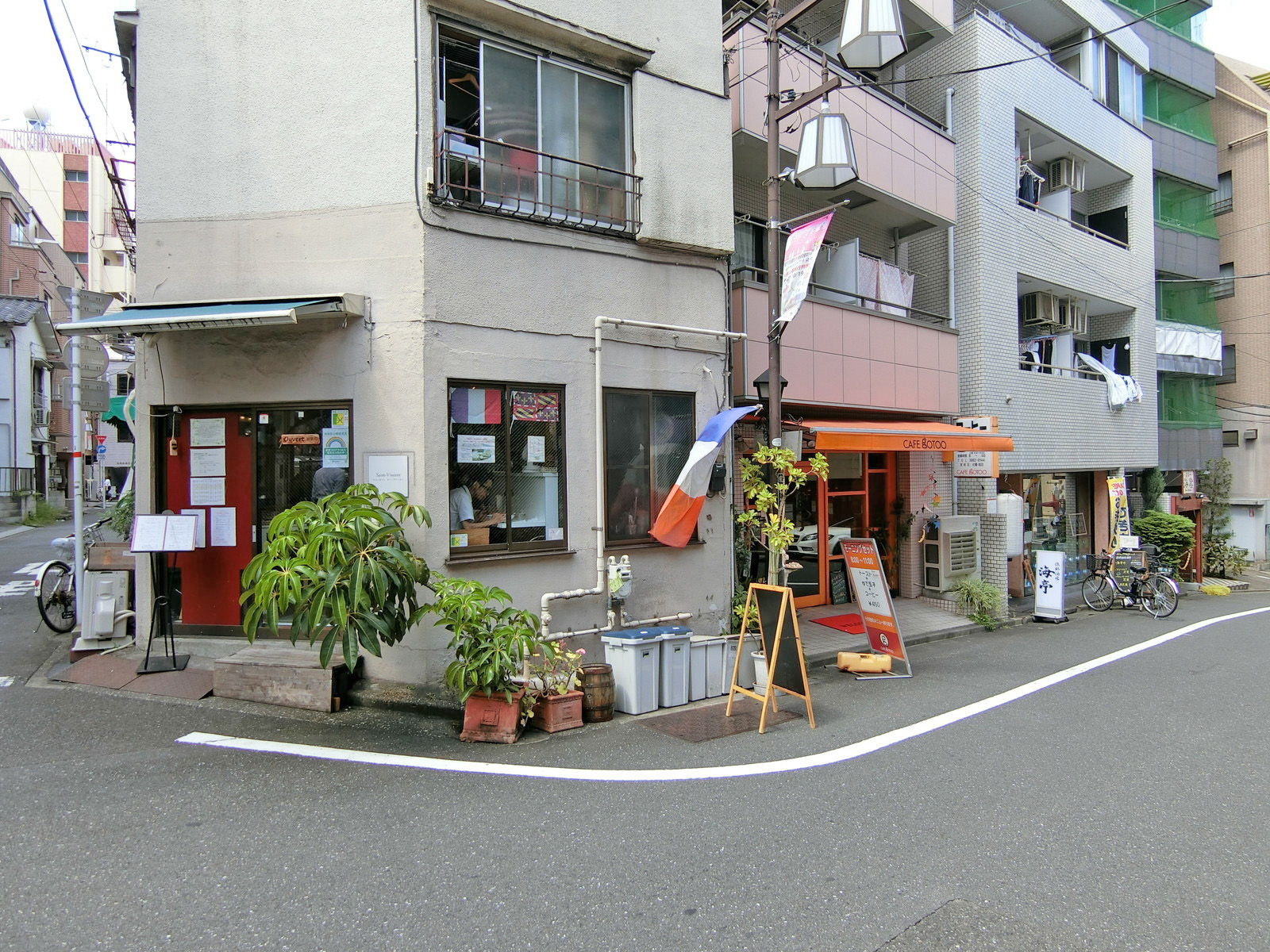 付近には飲食店が充実