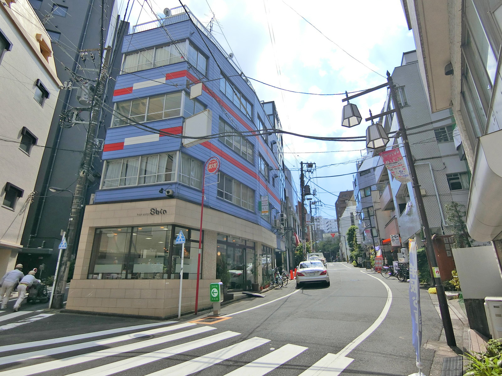周辺はオフィスや店舗が多いエリア