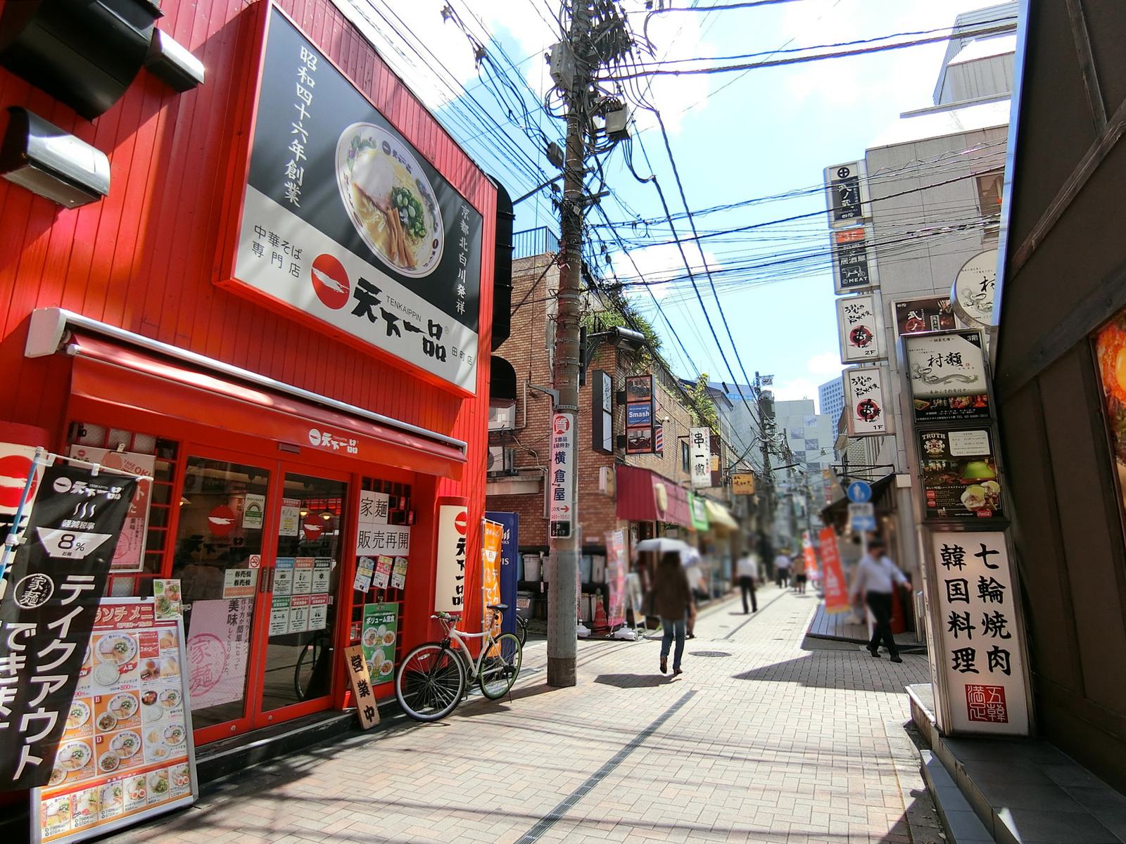 周辺は飲食店が豊富なエリア