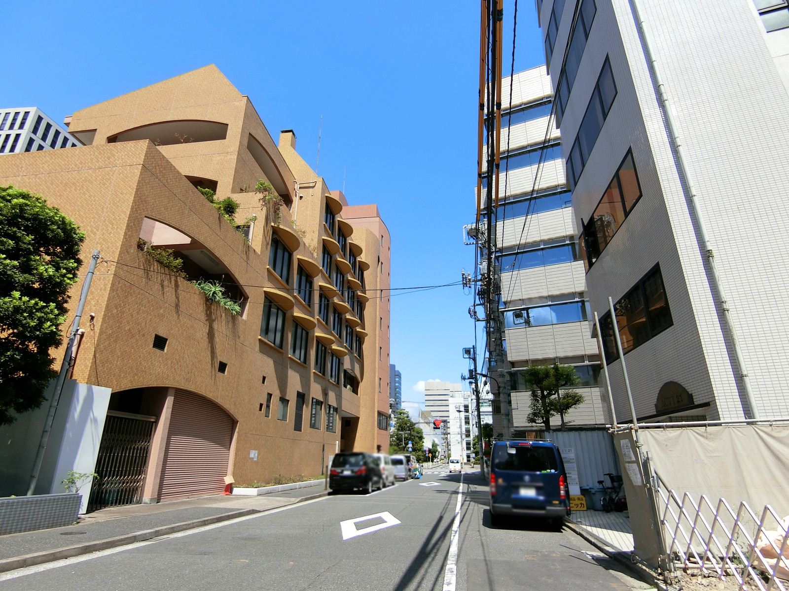 アクティ21ビル前面の通り