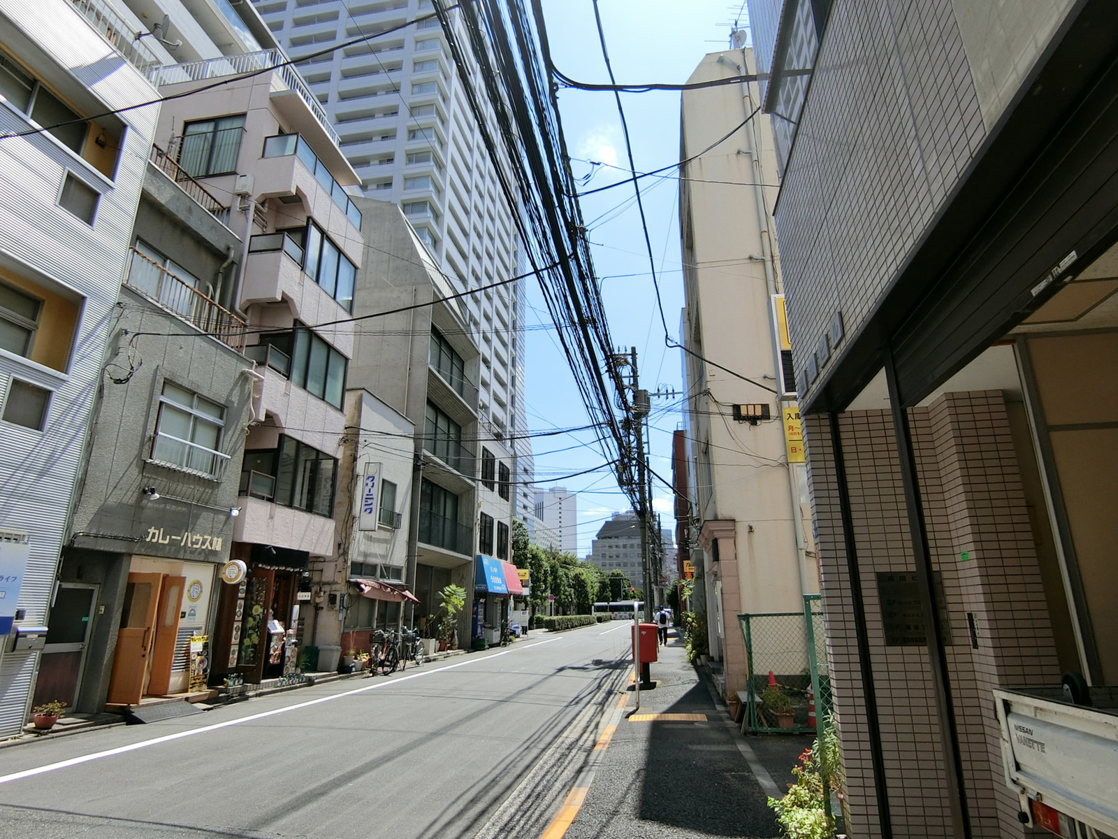 三田NKビル前面の通り