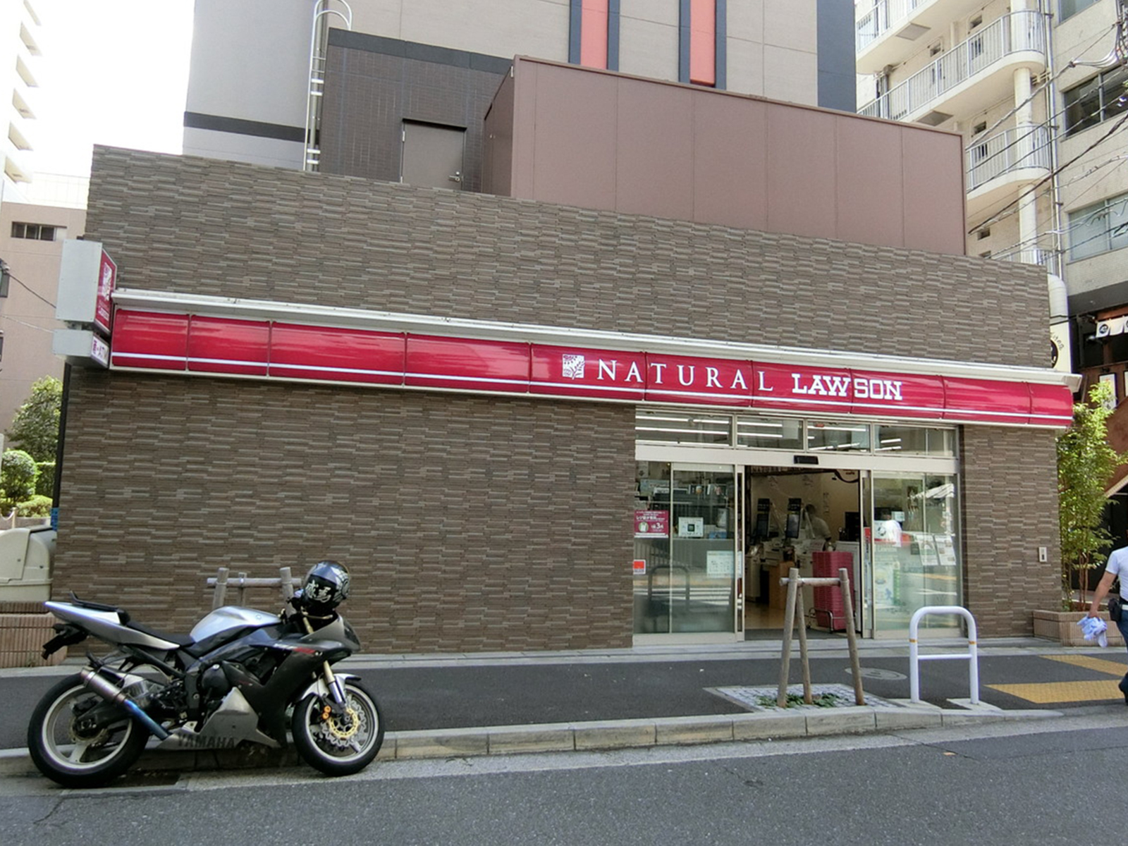 徒歩1分のナチュラルローソン