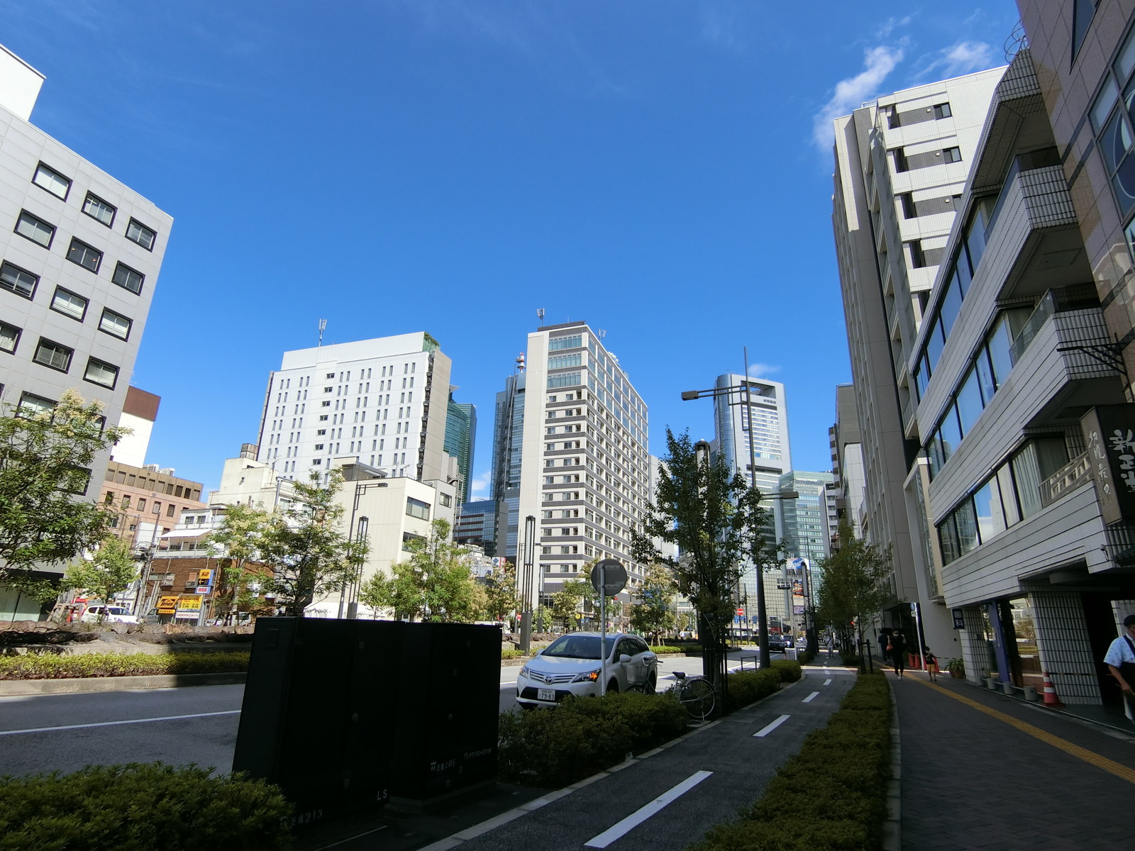 新正堂本店ビル前面の環二通り
