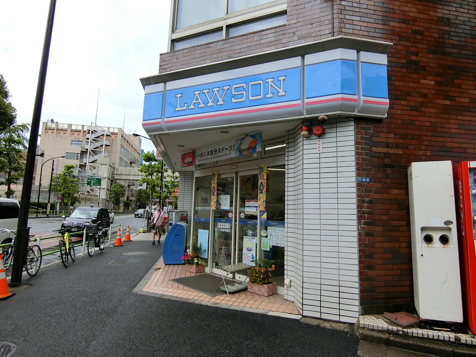 並びにあるローソン御成門前駅店