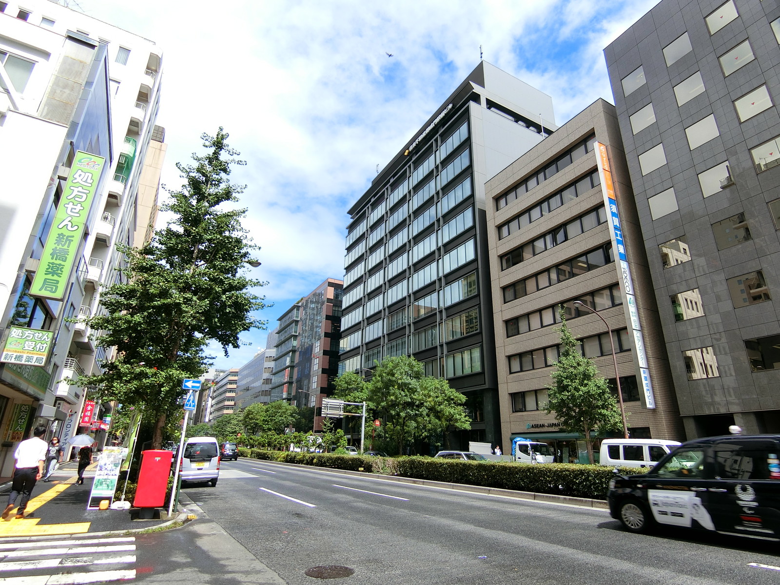 馬場ビル前面の日比谷通り