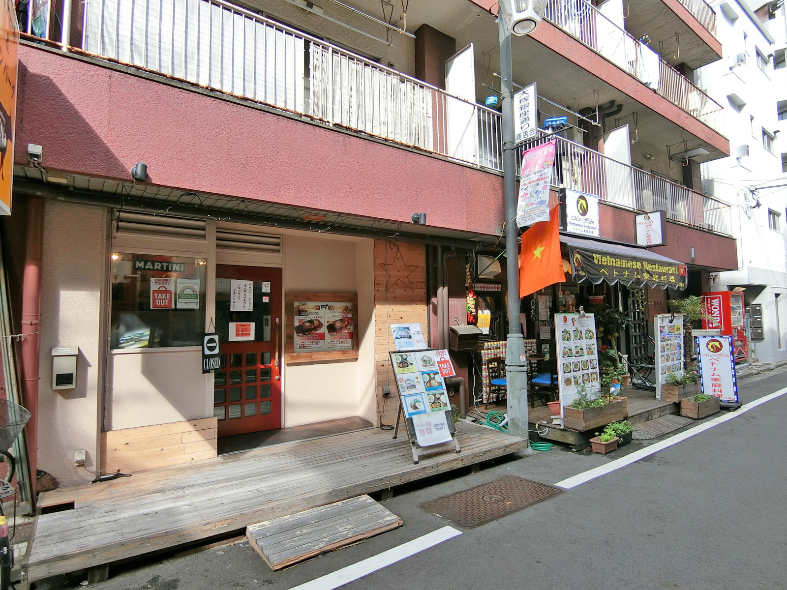 付近には飲食店が充実