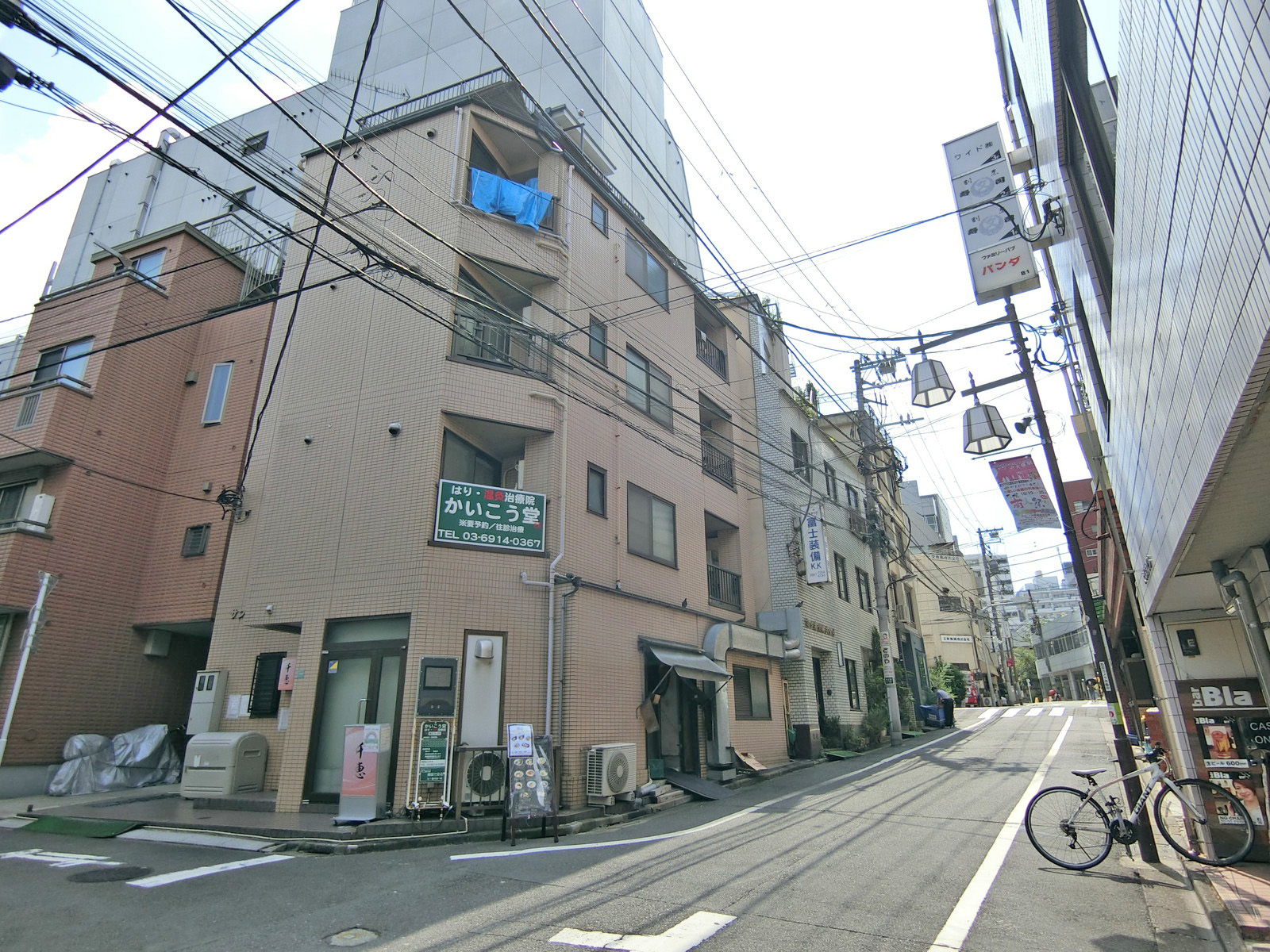 周辺はオフィスや店舗が多いエリア