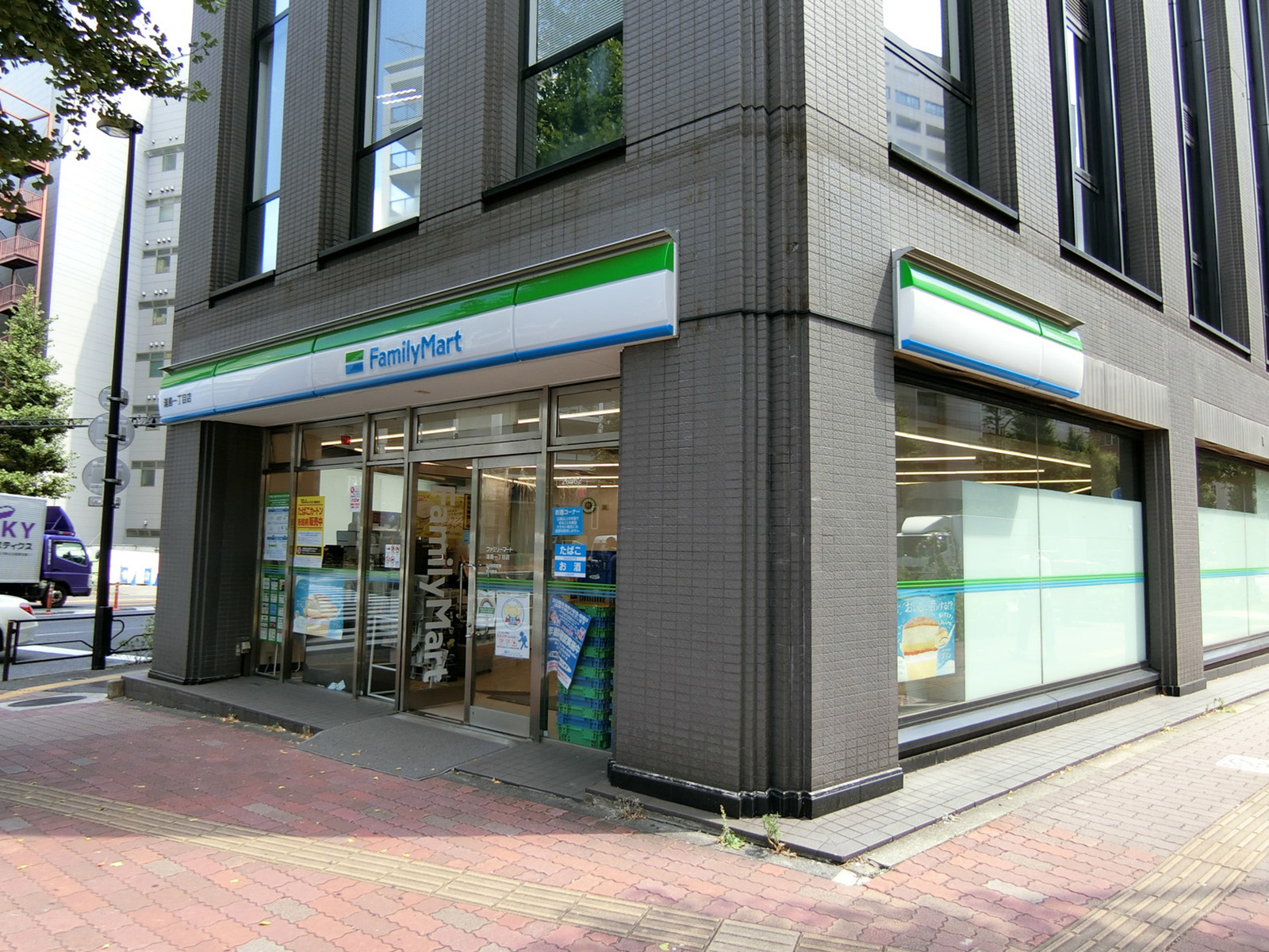 徒歩3分のファミリーマート