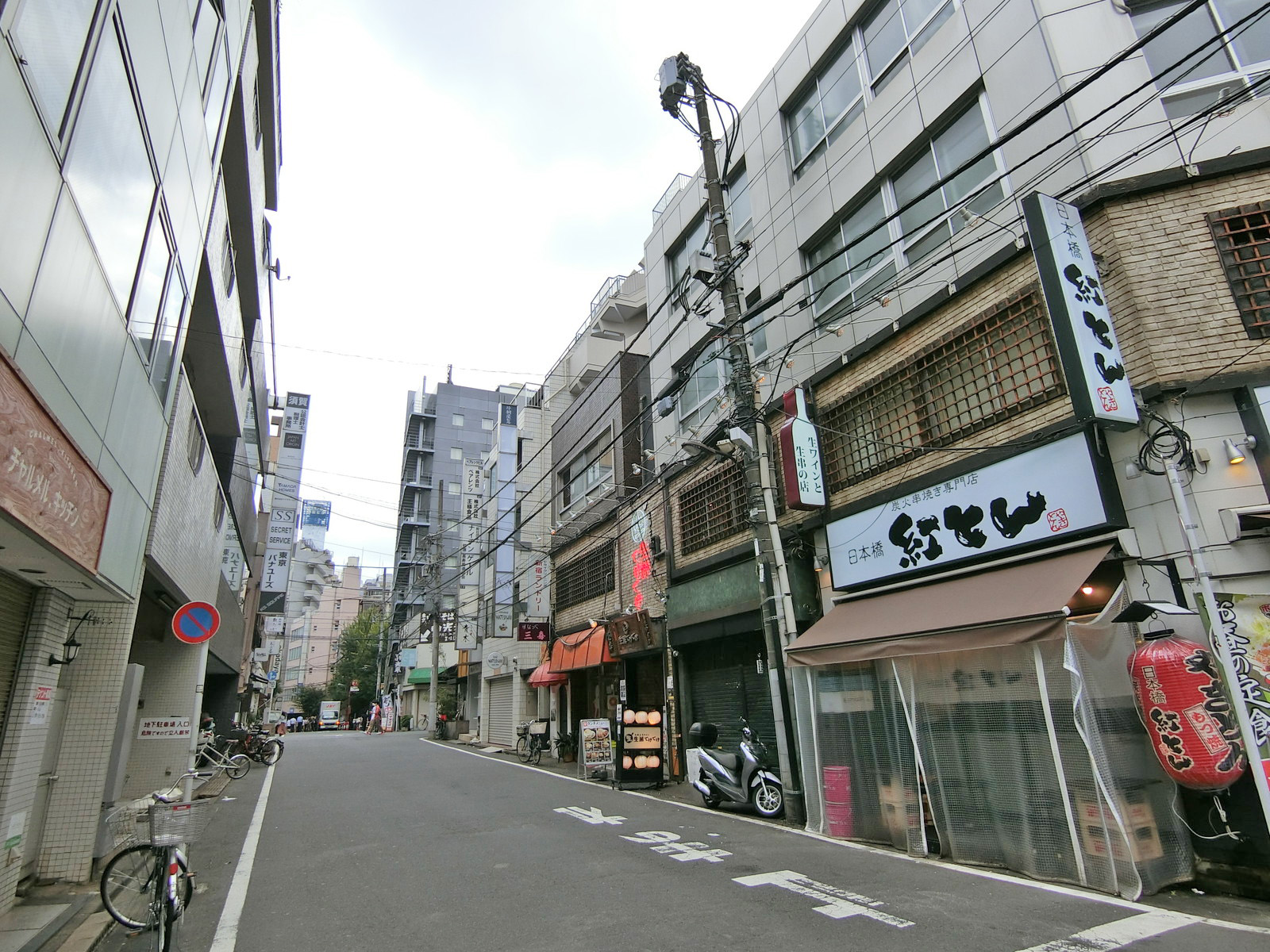 周辺はオフィスや店舗が多いエリア