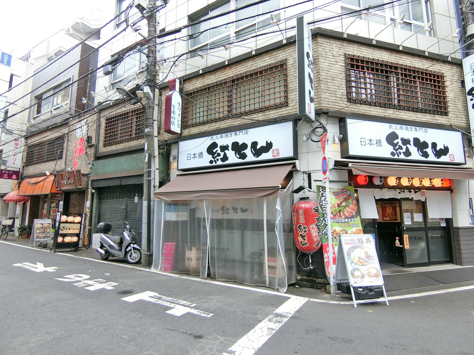 付近には飲食店が充実